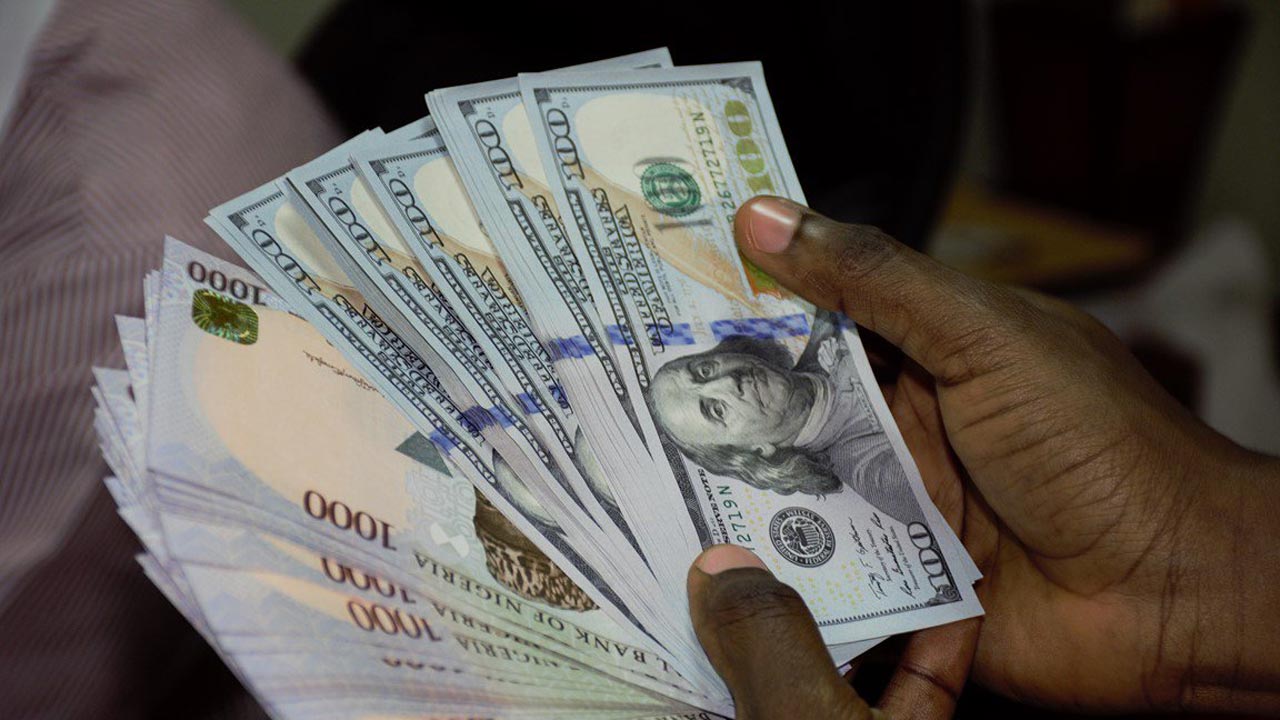 Naira slumps by 23 against US Dollar in Q3 2023